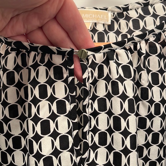 {Michael by Michael Kors} Light and Airy Geometric Blouse - Size Extra Small - Picture 5 of 8